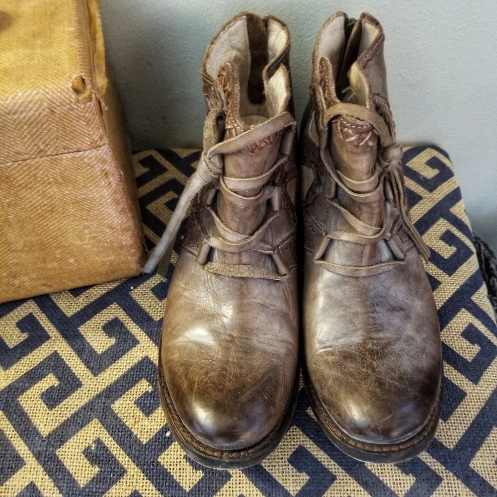 Freebird Surge Ankle Boots - Picture 6 of 9